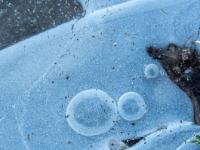 Drei kreiserunde Formen in milchiger Eisschicht